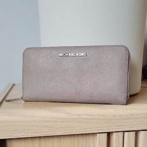 Michael Kors X-Large Full Zip Gray Monochrome Leather Wallet w Signature Lining